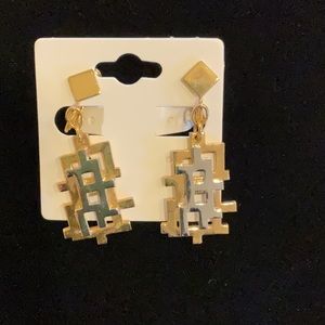 Napier gold tone vintage screw back clip earrings.